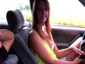 девојка пуши у колима поред пута