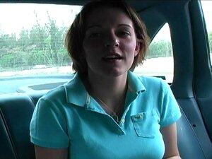 Geiler Bulle bekommt einen Blowjob im Auto