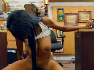 Geile ghetto wordt geneukt door een geile pionnenman in de