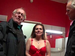 Fake-Titten-Babe bläst. Heiße Nutte mit großen falschen Titten gibt
