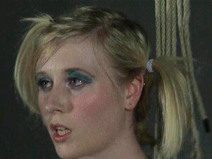 Ausweglose Lesbo-Thraldom und das goldhaarige Fetischmodel Satine