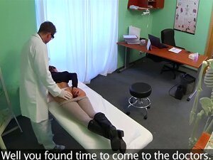 Sexy brünette Patientin wird von ihrem Arzt gefingert