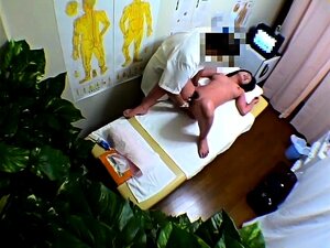 Charmante japanische Schönheit hat einen Masseur, der ihre behaarte
