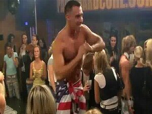 Gangbang wild patty bij nacht club