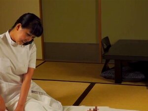 Reife japanische Masseurin gibt Kunden Handjob-Untertitel