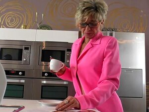 Sexy reife Hausfrau liebt es, mit sich selbst zu spielen