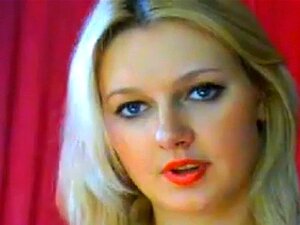 Dickes Mädchen zieht sich aus und zeigt ihren Körper