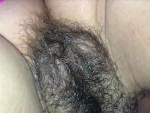 Nahaufnahme einer Ejakulation auf einer behaarten Muschi