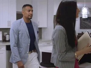 Schau zu, wie die heiße Agentin Alexis ihren Kunden gefickt hat. Die