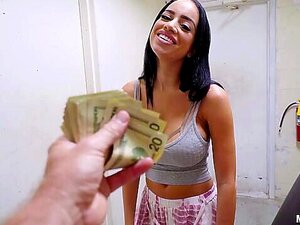 Латина са огромним сисама пуши курац