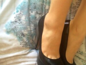 Schuhjob und Sperma auf ihren schwarzen High Heels