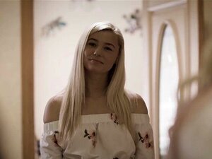 Kinky moeder en dauther zoeken een speelbal stepdaddy om plezier mee