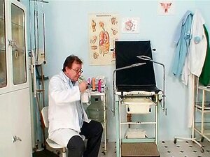 Rothaarige Oma dreckt ihre dreckige Muschi in der Gyn-Klinik