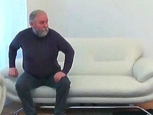 Garota loira é fodida por um homem mais velho