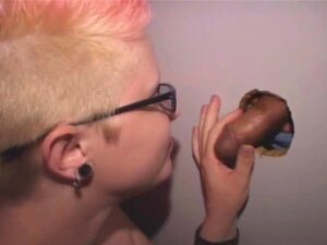 Rosa hårig emo-slampa tar ansiktet genom Glory Hole. Rosa hårig emo