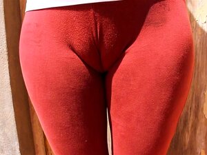 Süße Cameltoe-Süße in engen Lycras! Erstaunlicher Arsch in