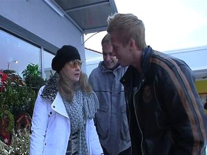 Zwei Kerle nehmen die Reife auf und knallen sie hart