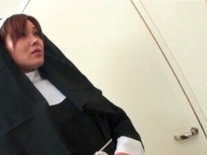 Geile behaarte Nonne sündigt mit zwei Priestern