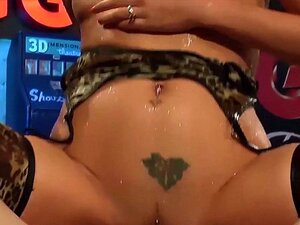 Urine doorweekte teef wordt geneukt