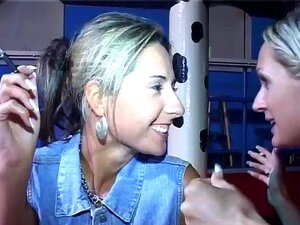 Verrückte Frauen ficken männliche Stripper in der Öffentlichkeit