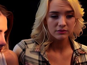 Therapeutin Whitney Wright bringt die heißen Lesbo-Schönheiten Kenna