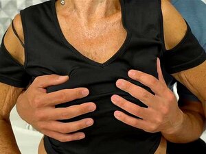 Rob fing an, Oma Malyas Körper zu berühren. Dann spielte er an ihren