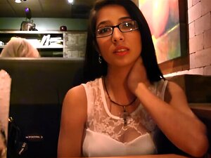 Megans Stora Bröst avslöjade i Solo offentlig visning