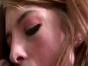 Riley Shy - Geile Süße lutscht an einem großen schwarzen Rohr