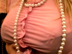 Sexy blonde huisvrouw wrijft haar clit