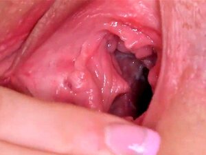 Eine flirtende tschechische Frau öffnet ihre weiche Spalte für das