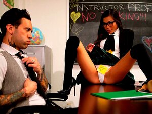 Schlanke asiatische Babe Vina Sky wird von einem geilen Höllenlehrer