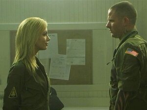 der sexy, üppige blonde Soldat