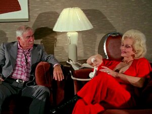 Blonde MILF beim Gruppensex