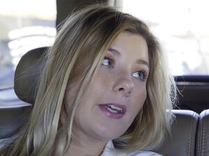 Sexy Model lässt sich die Muschi von einem perversen Ol lecken und