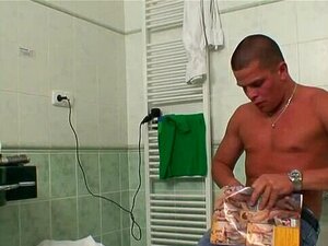 Madrasta gordinha e peituda transa fetiche no banheiro