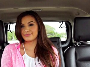 Kleine Titten-Süße fickt im Auto auf der öffentlichen Straße.