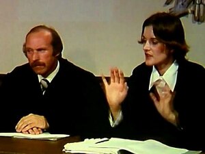 Orgie - Richter untersucht Fakten des Falles im Gerichtssaal