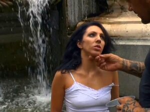 Euro-Sklavin wird in einer öffentlichen Bar hart gefickt. Spanische