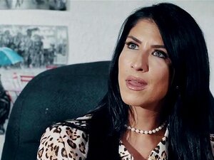 Lesbische MILF wird von geilen Süßen gefingert und geleckt