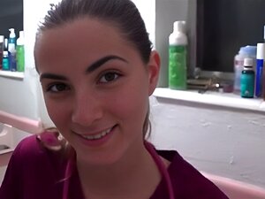 Mama lehrt ihren Stiefsohn nicht die Fakten des Lebens.