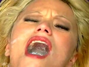 12 geile Männer spritzen ihre Ladungen in ihren Mund und sie schluckt