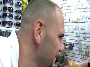 Sexy wilde Tussi wird dafür bezahlt, 9 zu ficken