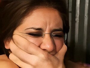 Süßes Mädchen in einem brutalen Gang Bang gefangen