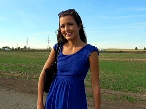 Public Agent Enge sexy tschechische rasierte Muschi wird draußen