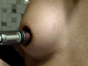 Deutsche Tussi mit milchigen Titten masturbiert