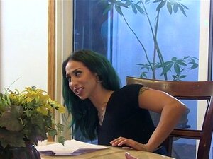 Goth MILF genießt Freizeit hinter den Kulissen