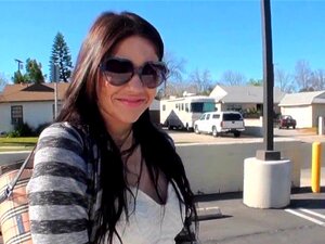 Narttu imee munaa autossa. Narttu imee munaa ja saa kovan panon autoon