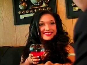 Junge Schlampe mit rabenschwarzem Haar nimmt einen großen Schwanz in