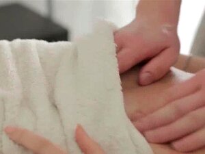 Loirinha fofa fodida com força após massagem