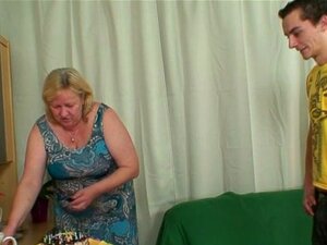 Frau findet ihren Mann beim Ficken einer großen Oma